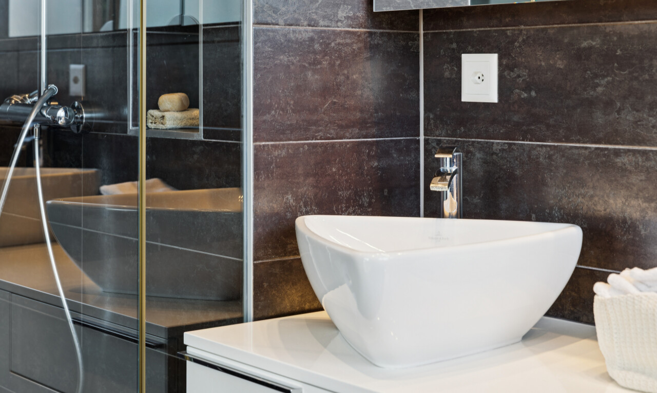 bad mit waschbecken, schminktisch, spiegel, fliesenwand, und tile wall