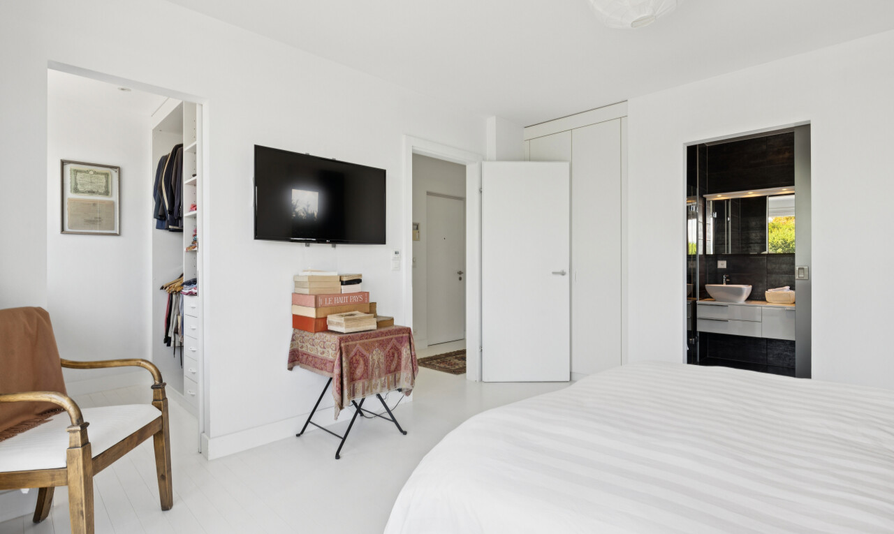 zimmer / schlafzimmer mit fernseher, bad angrenzend schalfzimmer, gipskartonwand, und drywall