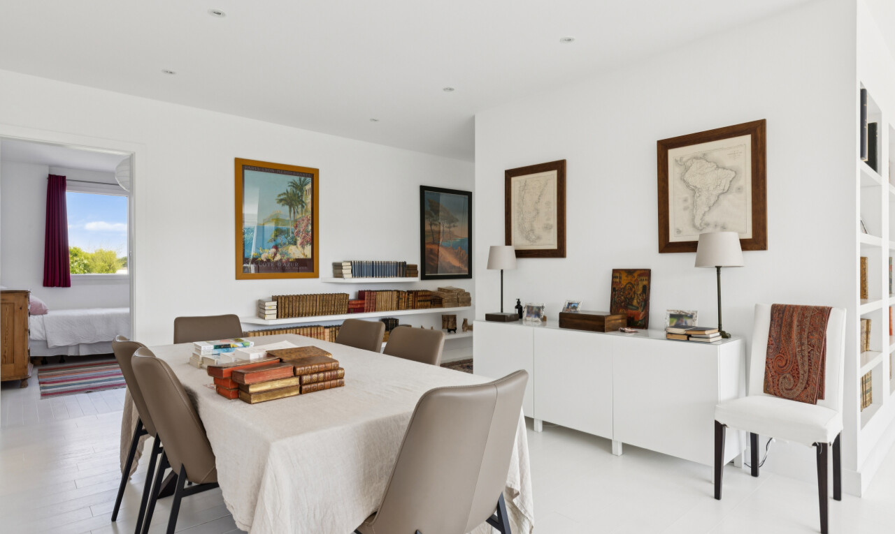esszimmer mit eingebaute regale, gipskartonwand, drywall, natürliches licht, und inside property