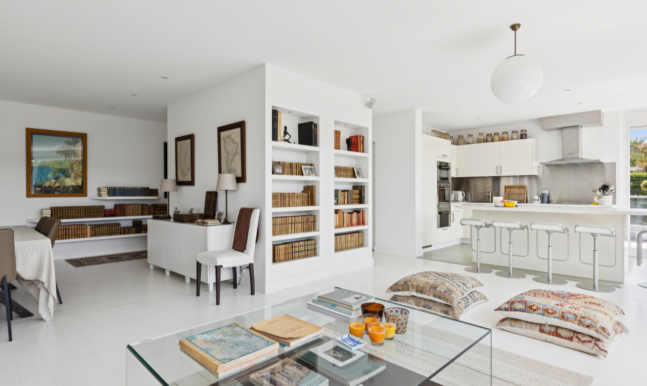 wohn- / esszimmer mit light floor, pendelleuchte, inside property, gipskartonwand, und drywall