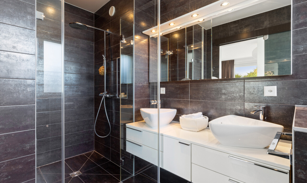 salle de bains avec mur en carrelage, tile wall, double vasque, salle de bain complète, et évier