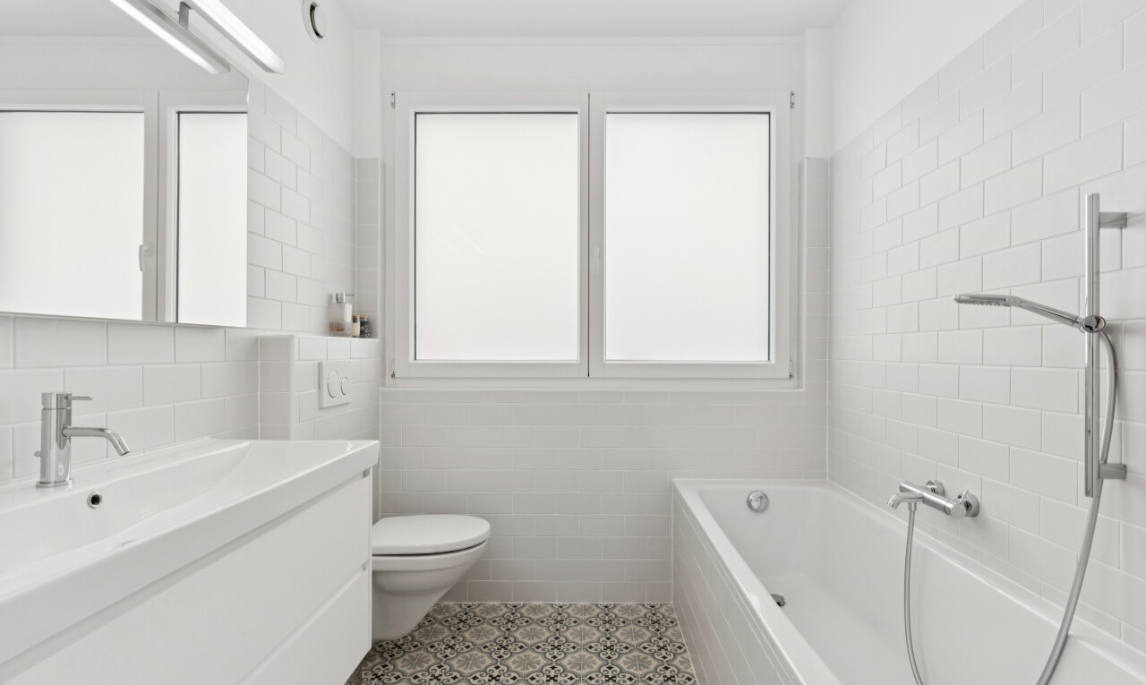 salle de bains avec bain, mur en carrelage, tile wall, salle de bain complète, et lavabo (ou coiffeuse selon le contexte)