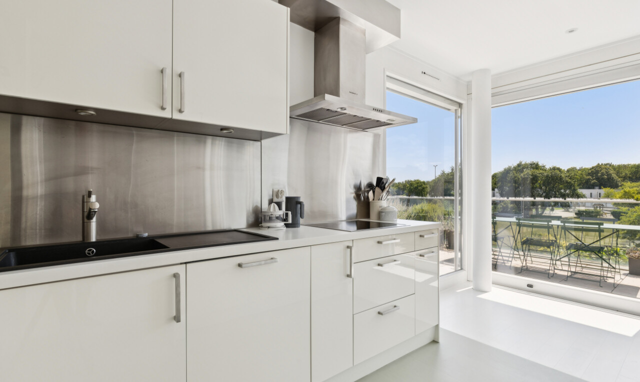 küche mit dunstabzugshaube, arbeitsplatten, light countertops, light floor, und waschbecken