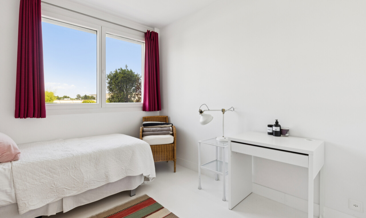 chambre avec cloison sèche, drywall, day time, inside property, et light floor