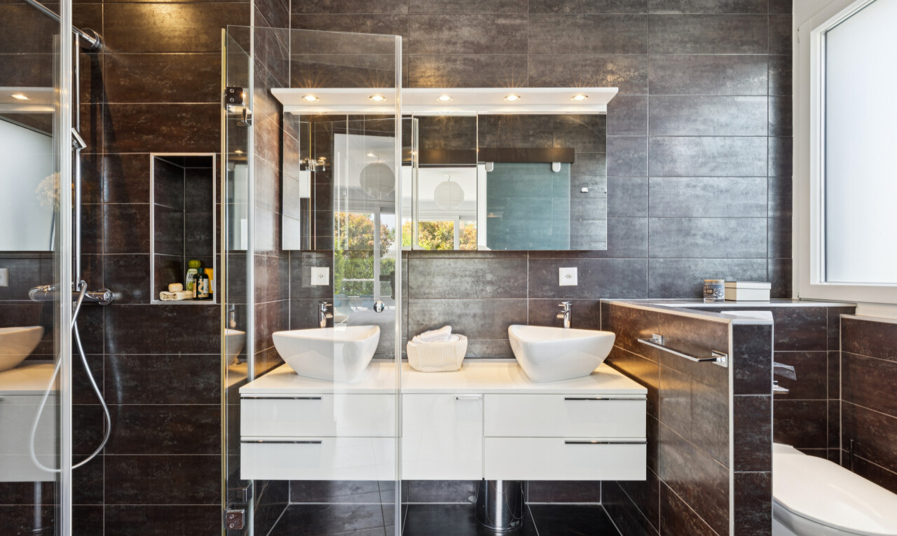 bad mit fliesenwand, tile wall, doppelwaschtisch, komplettes badezimmer, und waschbecken