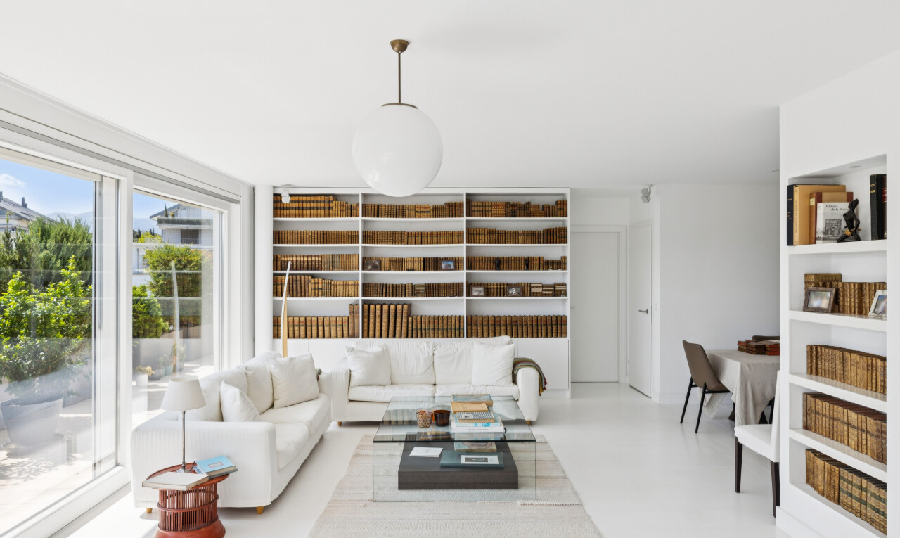 wohnzimmer mit eingebaute regale, pendelleuchte, inside property, gipskartonwand, und drywall