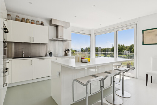 küche mit arbeitsplatten, light countertops, küchenbar, kitchen bar, und weiße schränke