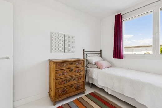 zimmer / schlafzimmer mit drywall, gipskartonwand, day time, inside property, und light floor
