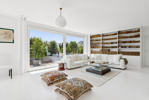 wohnzimmer mit pendelleuchte, eingebaute regale, inside property, day time, und gipskartonwand