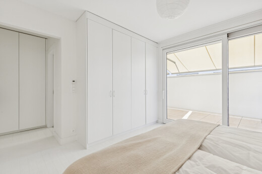zimmer / schlafzimmer mit kleiderschrank, inside property, gipskartonwand, drywall, und light floor