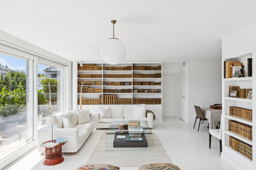 wohnzimmer mit eingebaute regale, pendelleuchte, inside property, gipskartonwand, und drywall