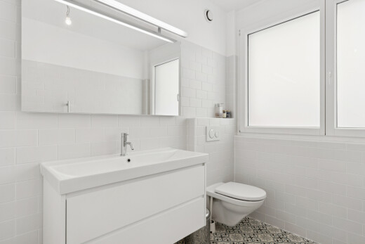 bad mit tile wall, fliesenwand, schminktisch, inside property, und light floor
