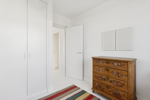 zimmer / schlafzimmer mit gipskartonwand, drywall, kleiderschrank, inside property, und light floor