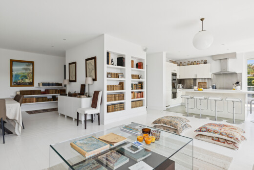 wohn- / esszimmer mit light floor, pendelleuchte, inside property, gipskartonwand, und drywall