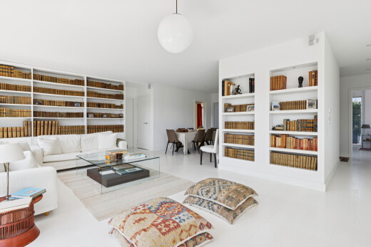 wohnzimmer mit eingebaute regale, built in shelves, pendelleuchte, drywall, und gipskartonwand