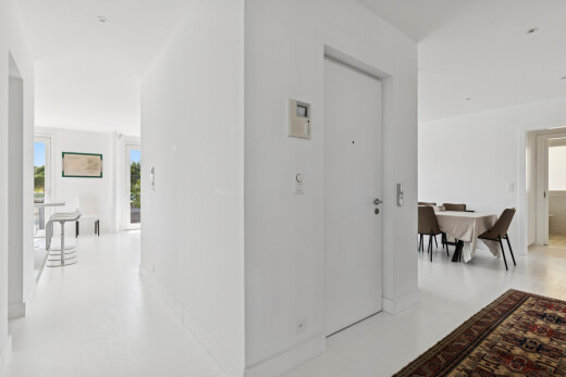 halle / korridor mit drywall, gipskartonwand, inside property, und light floor