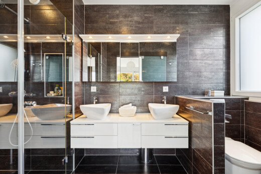 bad mit tile wall, fliesenwand, doppelwaschtisch, komplettes badezimmer, und dark floor