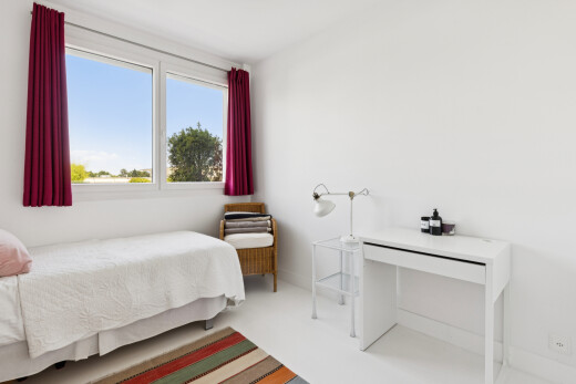 zimmer / schlafzimmer mit gipskartonwand, drywall, day time, inside property, und light floor