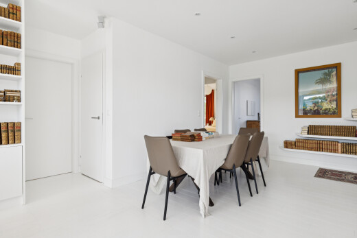 esszimmer mit drywall, gipskartonwand, inside property, eingebaute regale, und light floor