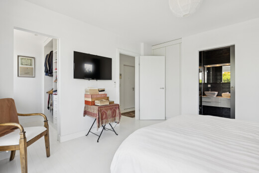zimmer / schlafzimmer mit fernseher, bad angrenzend schalfzimmer, gipskartonwand, und drywall