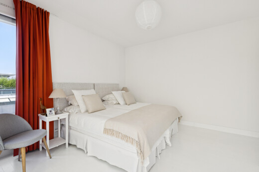 zimmer / schlafzimmer mit gipskartonwand, drywall, inside property, day time, und light floor