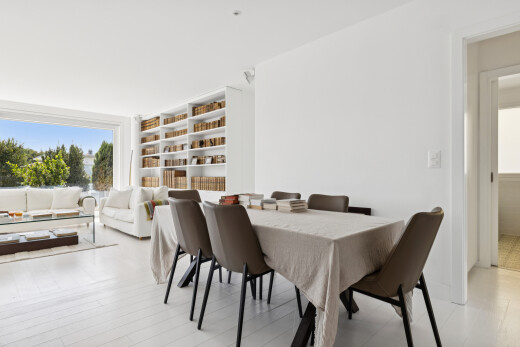 wohn- / esszimmer mit drywall, gipskartonwand, inside property, eingebaute regale, und day time
