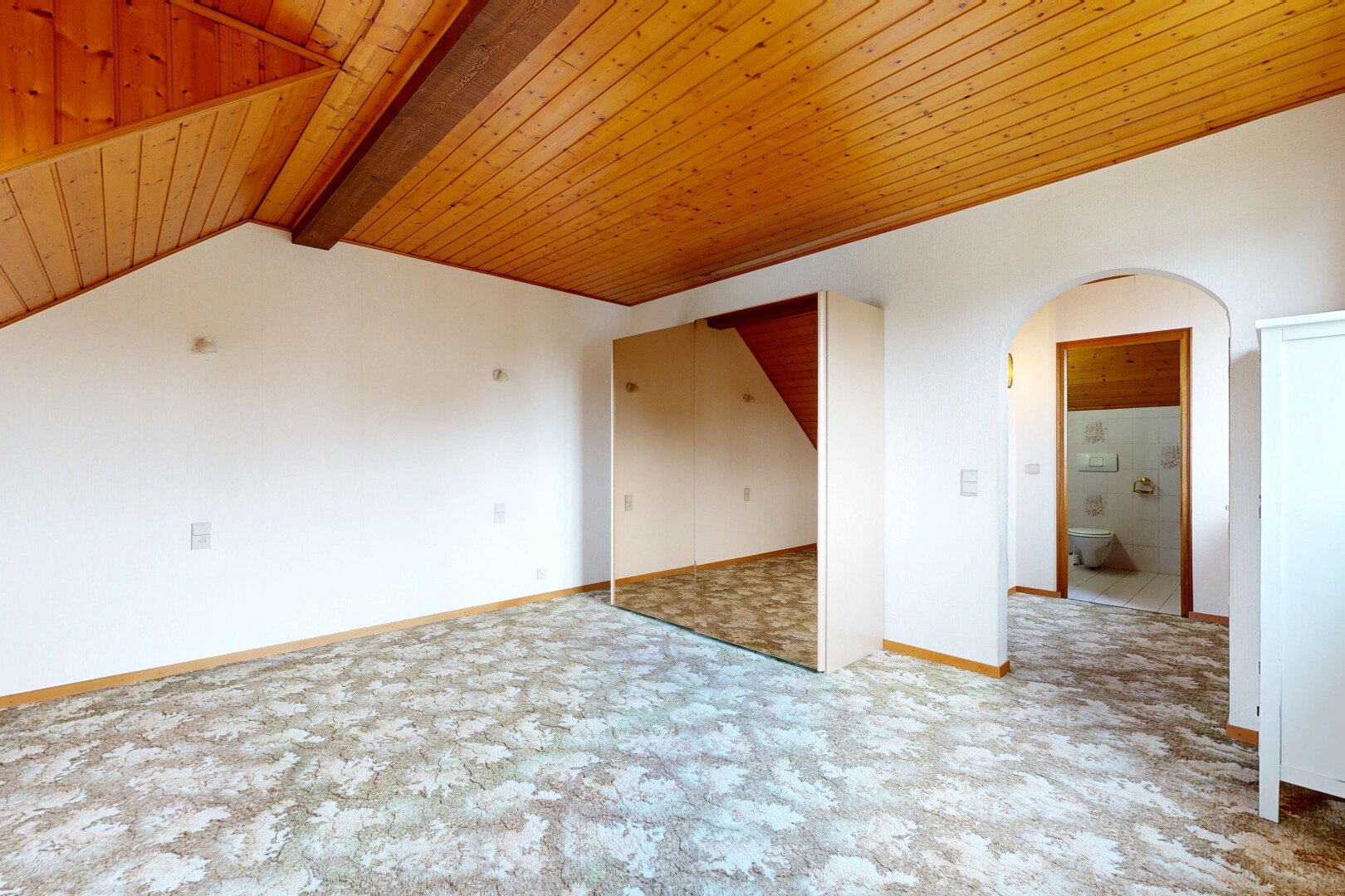 pièce vide avec passages en arc, drywall, cloison sèche, inside property, et beamed ceiling
