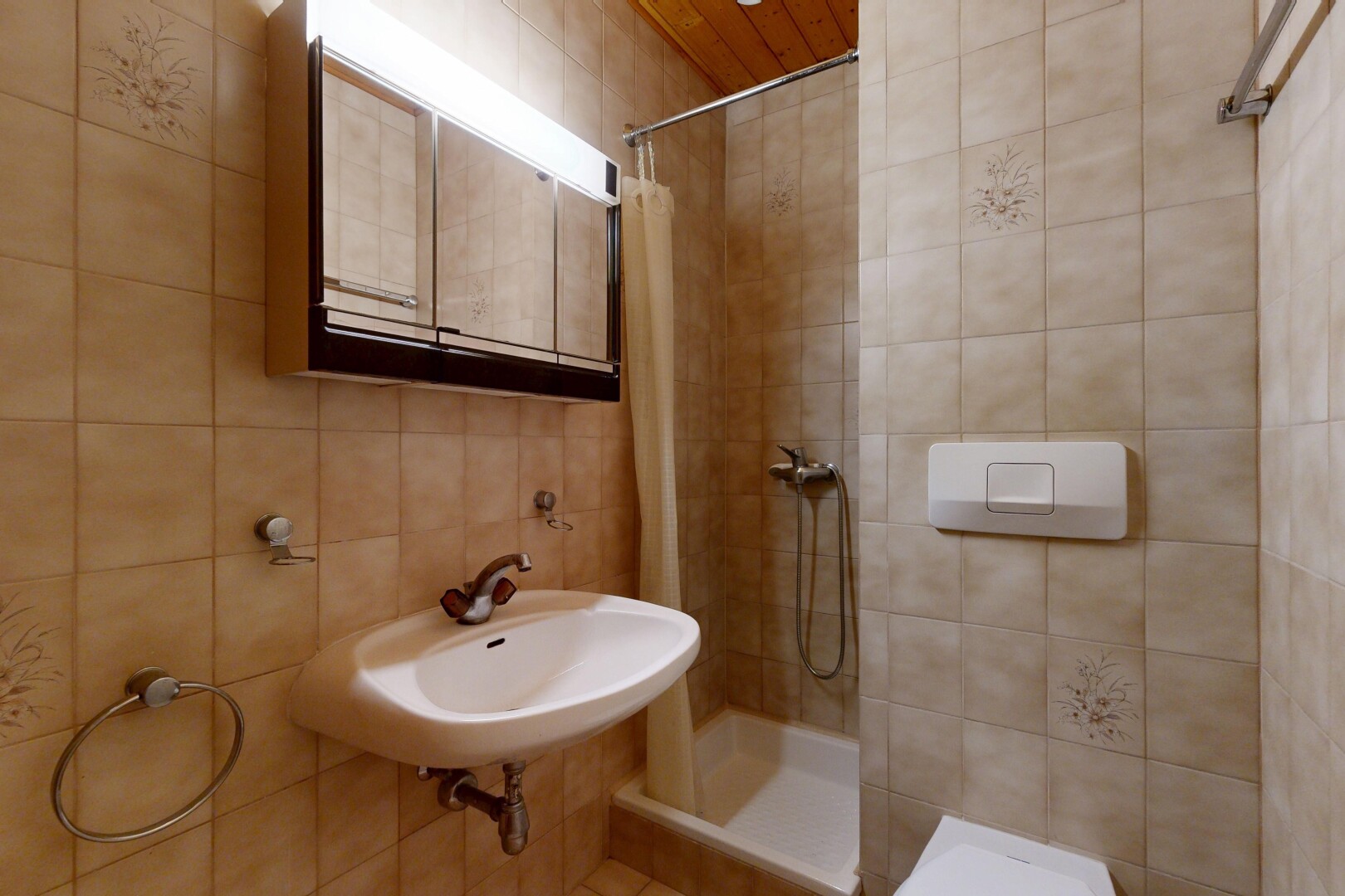 salle de bains avec tile wall, mur en carrelage, inside property, douche, et salle de bain complète