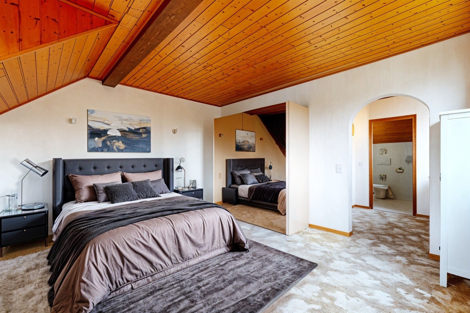 pièce vide avec passages en arc, drywall, cloison sèche, inside property, et beamed ceiling