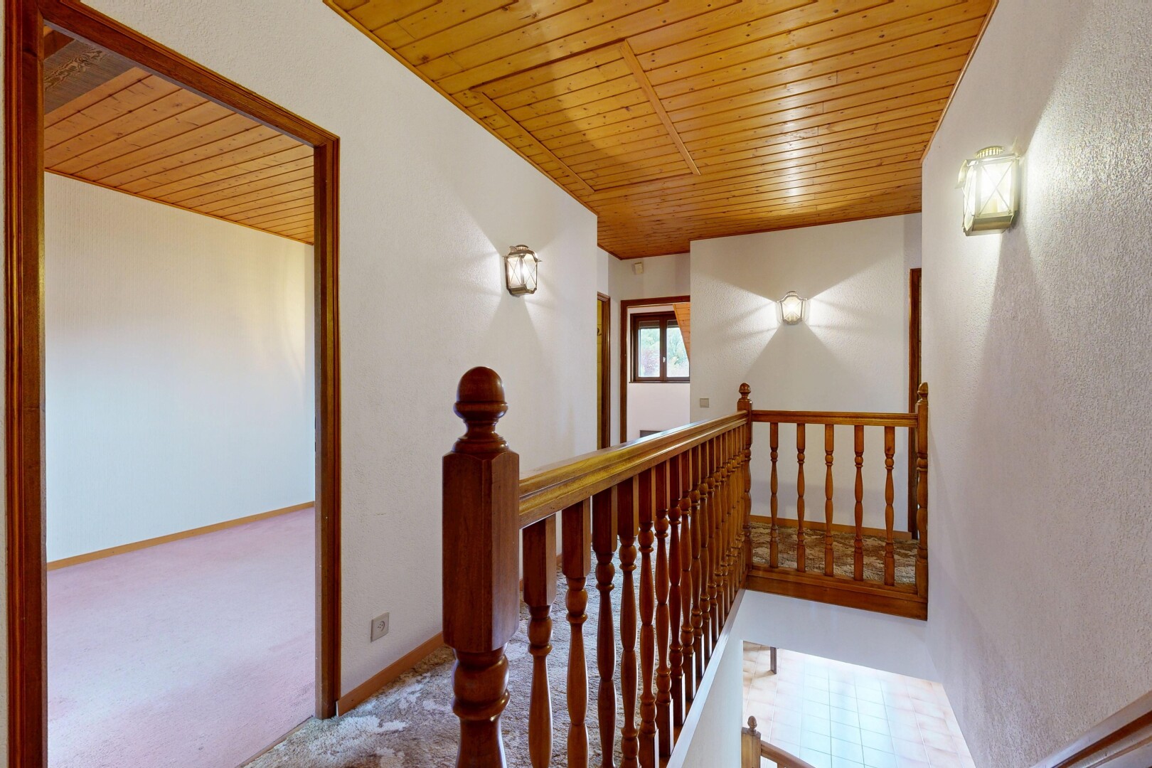 escaliers avec wood ceiling, plafond en bois, inside property, carpet, et moquette