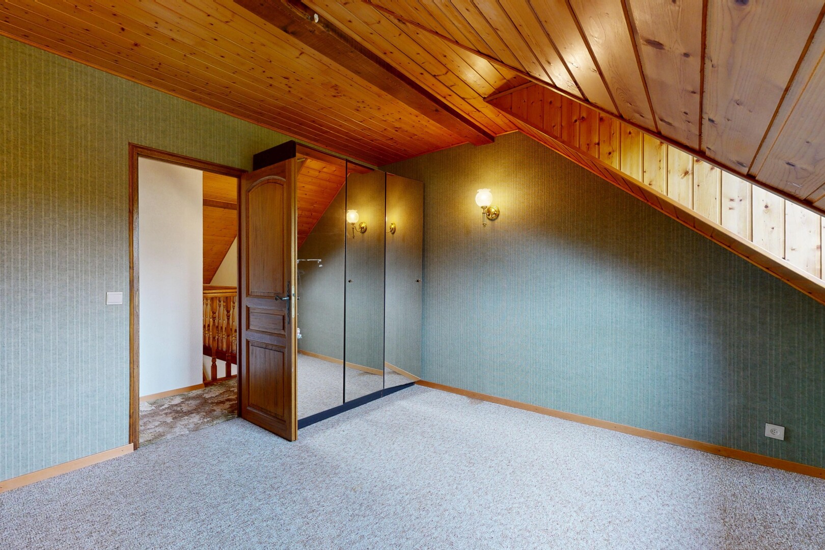 pièce vide avec inside property, wood ceiling, plafond en bois, carpet, et moquette