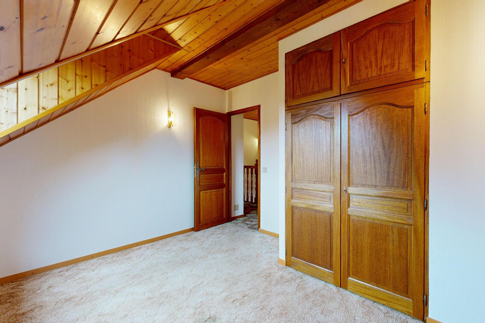 chambre avec inside property, carpet, moquette, drywall, et cloison sèche