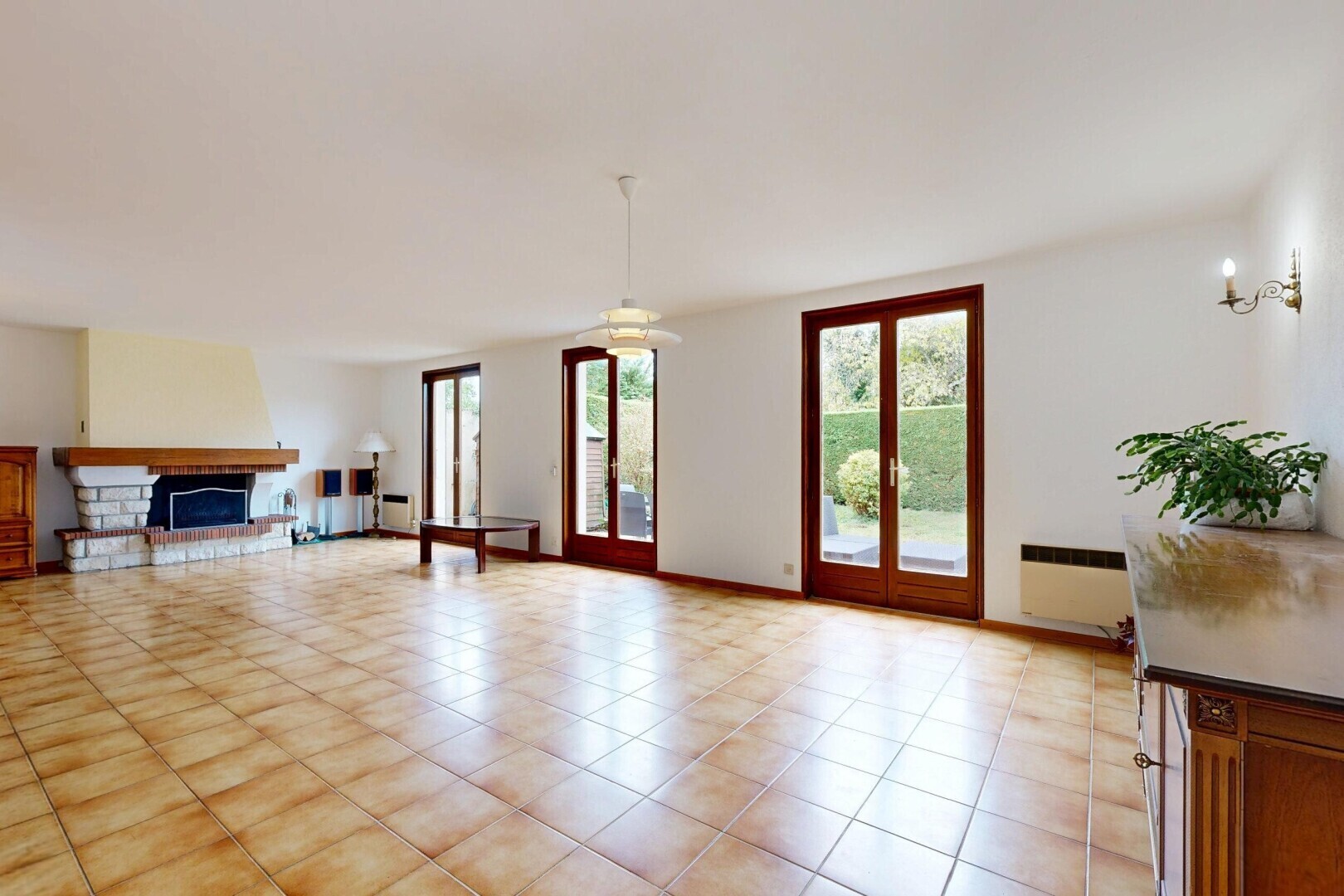 salon / salle à manger avec lumière naturelle, natural light, inside property, cheminée, et cloison sèche