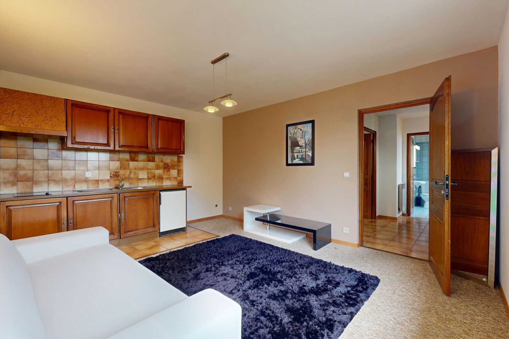 salon avec inside property, drywall, cloison sèche, baseboards wall, et plinthes murales