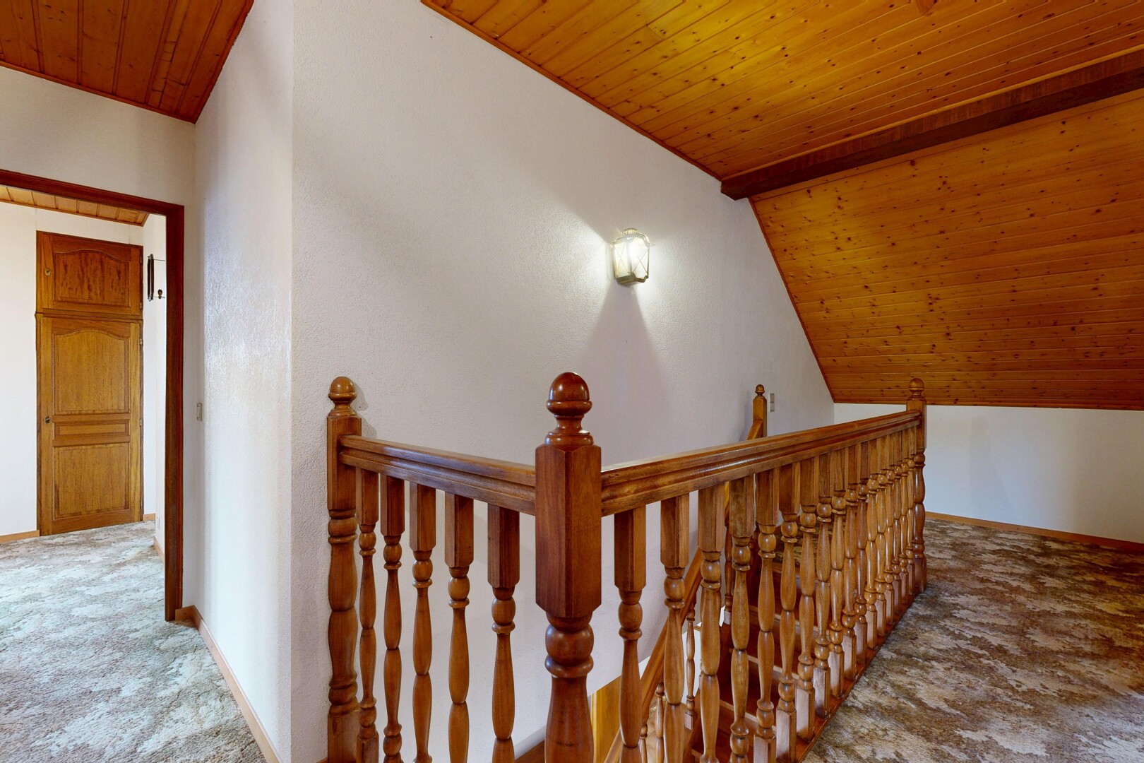 escaliers avec carpet, moquette, wood ceiling, plafond en bois, et vaulted ceiling