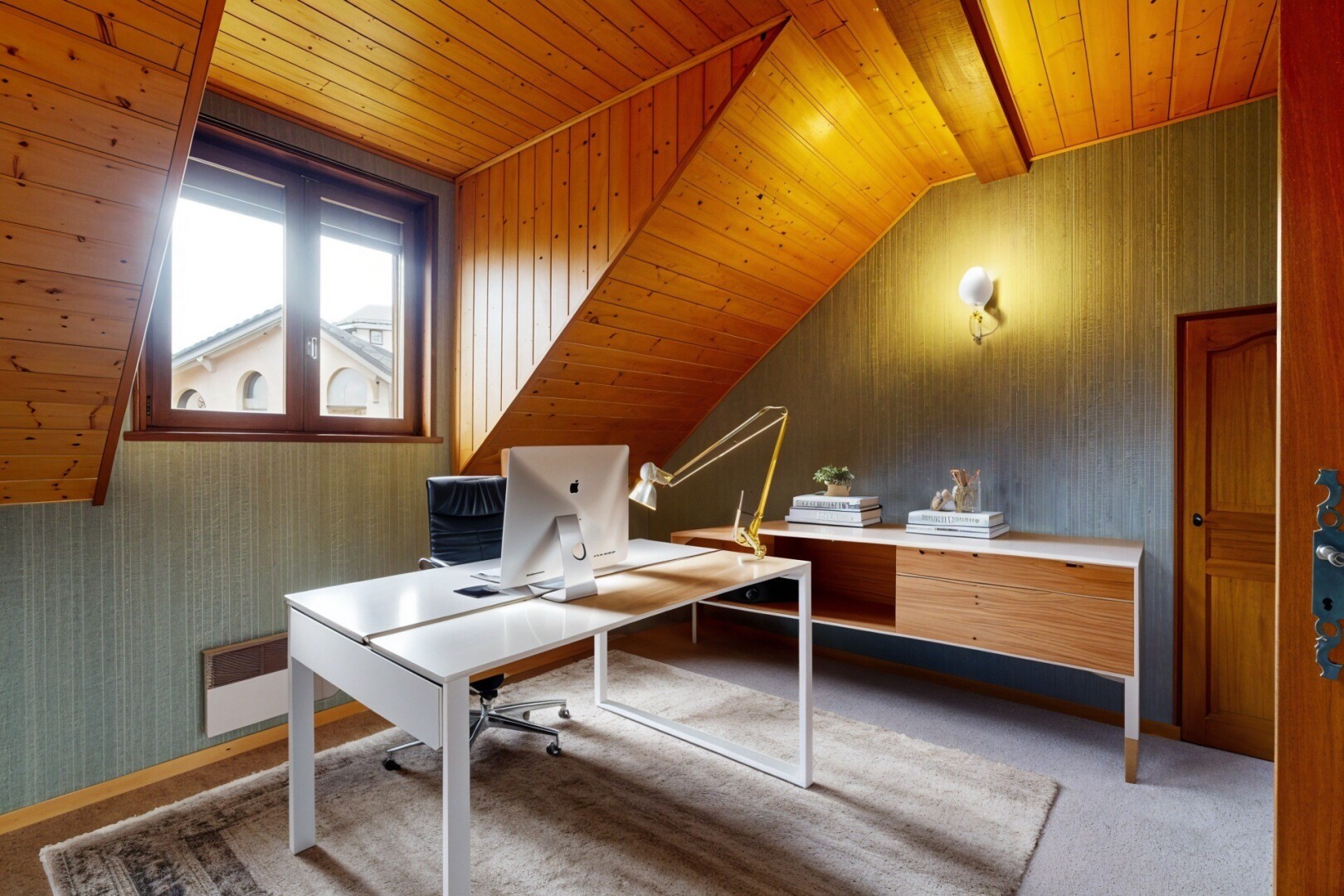 pièce vide avec wood ceiling, plafond en bois, natural light, lumière naturelle, et pièce supplémentaire