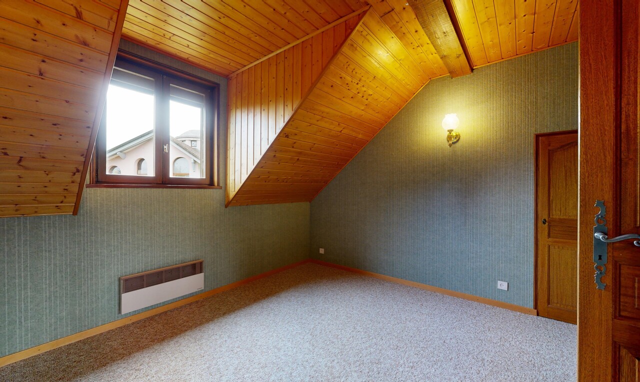 pièce vide avec wood ceiling, plafond en bois, natural light, lumière naturelle, et pièce supplémentaire