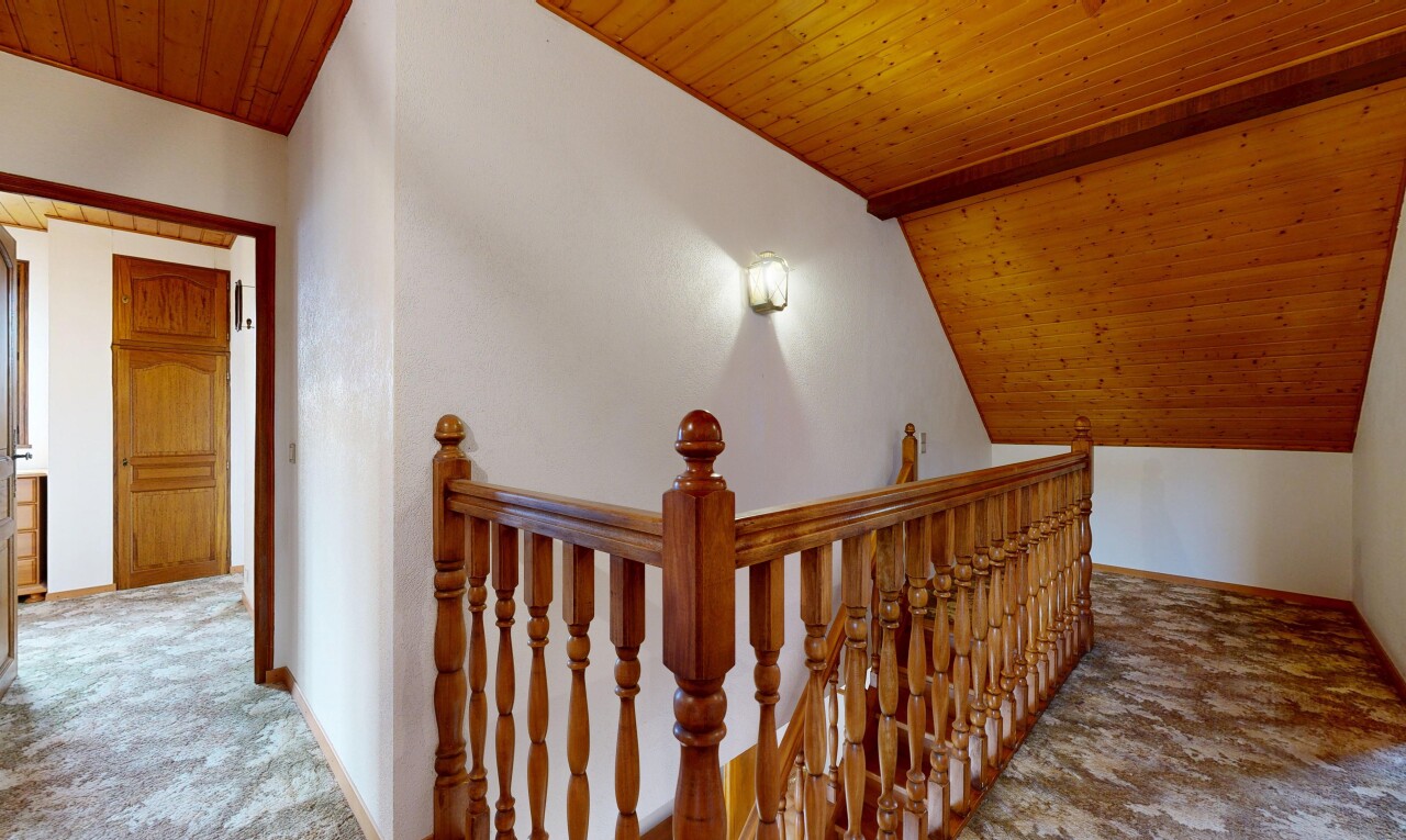 escaliers avec carpet, moquette, wood ceiling, plafond en bois, et vaulted ceiling