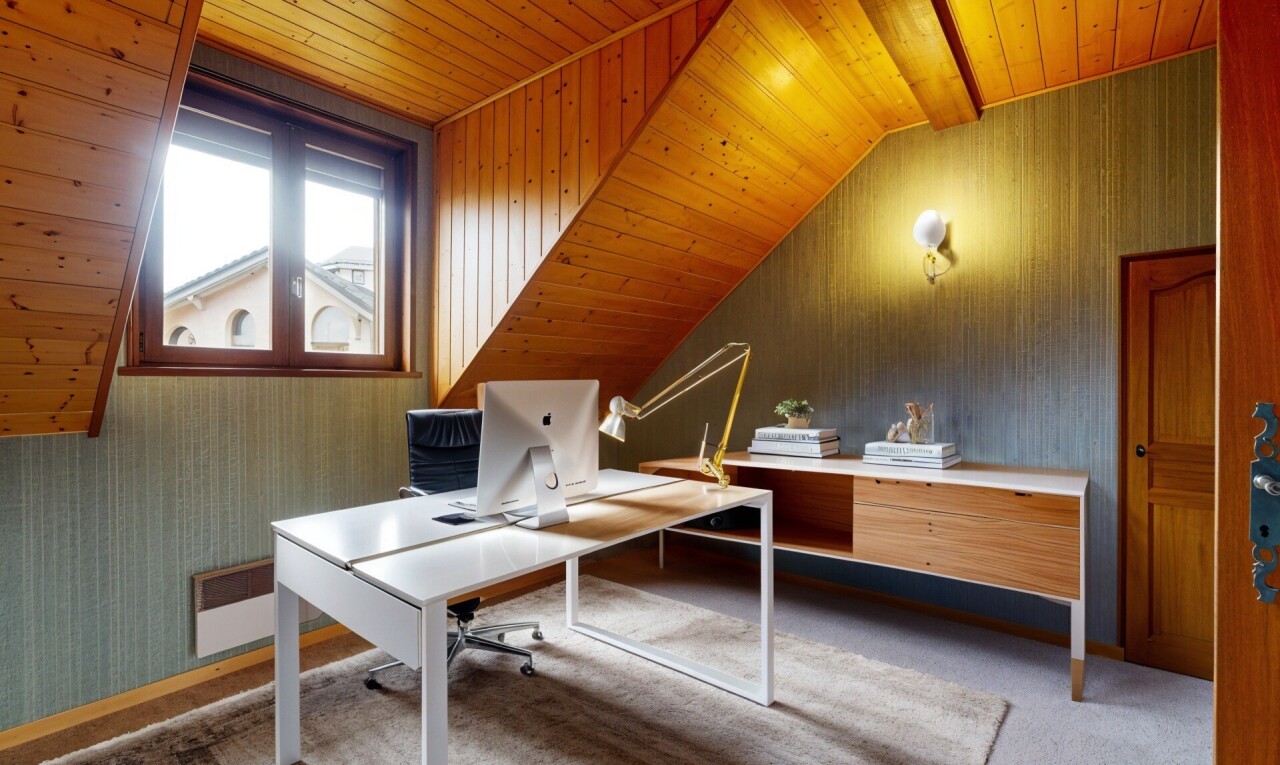 pièce vide avec wood ceiling, plafond en bois, natural light, lumière naturelle, et pièce supplémentaire