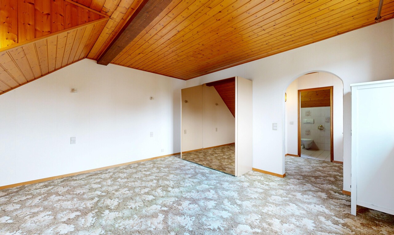 pièce vide avec passages en arc, drywall, cloison sèche, inside property, et beamed ceiling