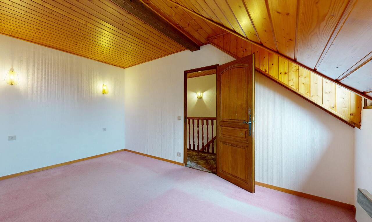 pièce vide avec moquette, carpet, mur en bois, wood wall, et inside property