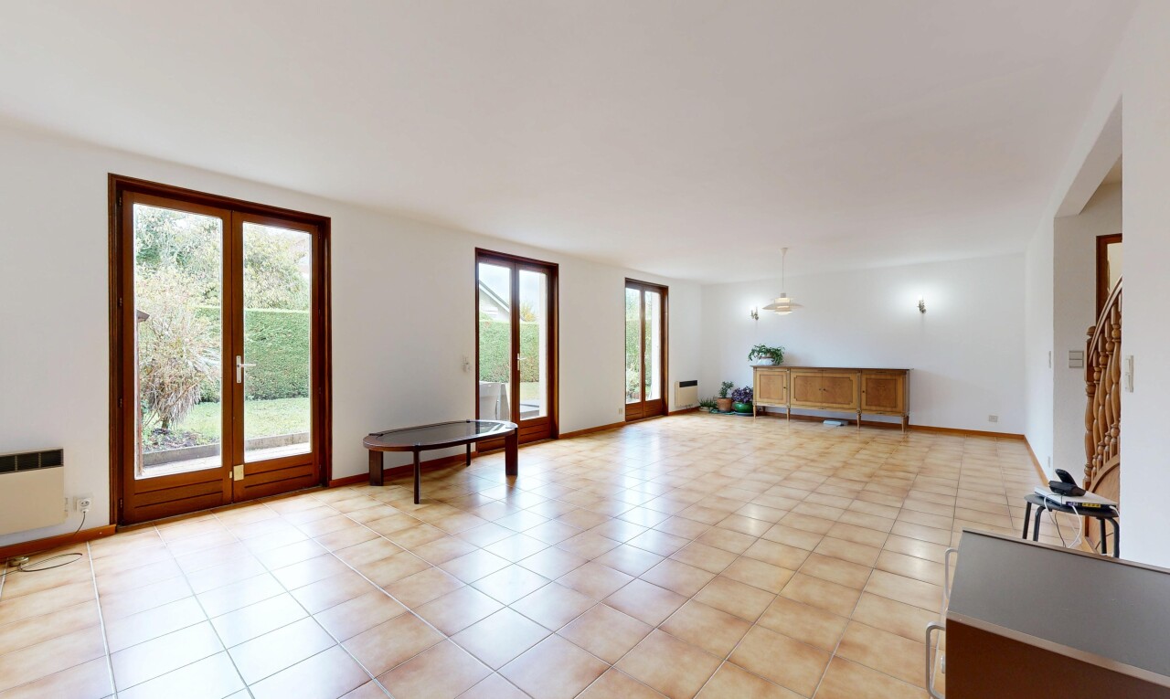 pièce vide avec natural light, lumière naturelle, drywall, cloison sèche, et inside property