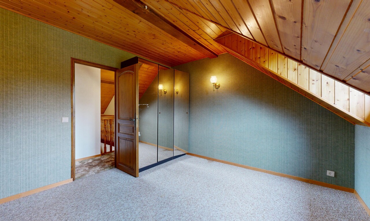 pièce vide avec inside property, wood ceiling, plafond en bois, carpet, et moquette