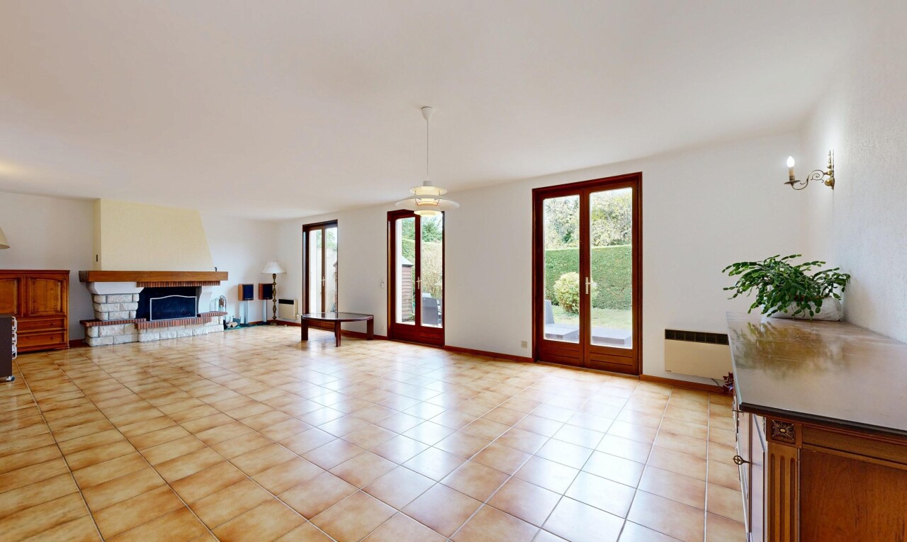 salon avec natural light, lumière naturelle, cheminée, drywall, et cloison sèche