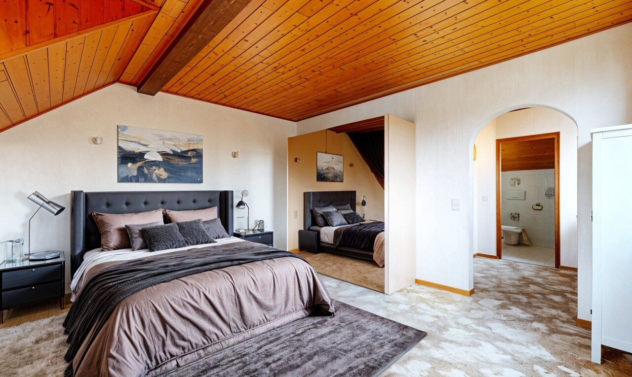pièce vide avec passages en arc, drywall, cloison sèche, inside property, et beamed ceiling