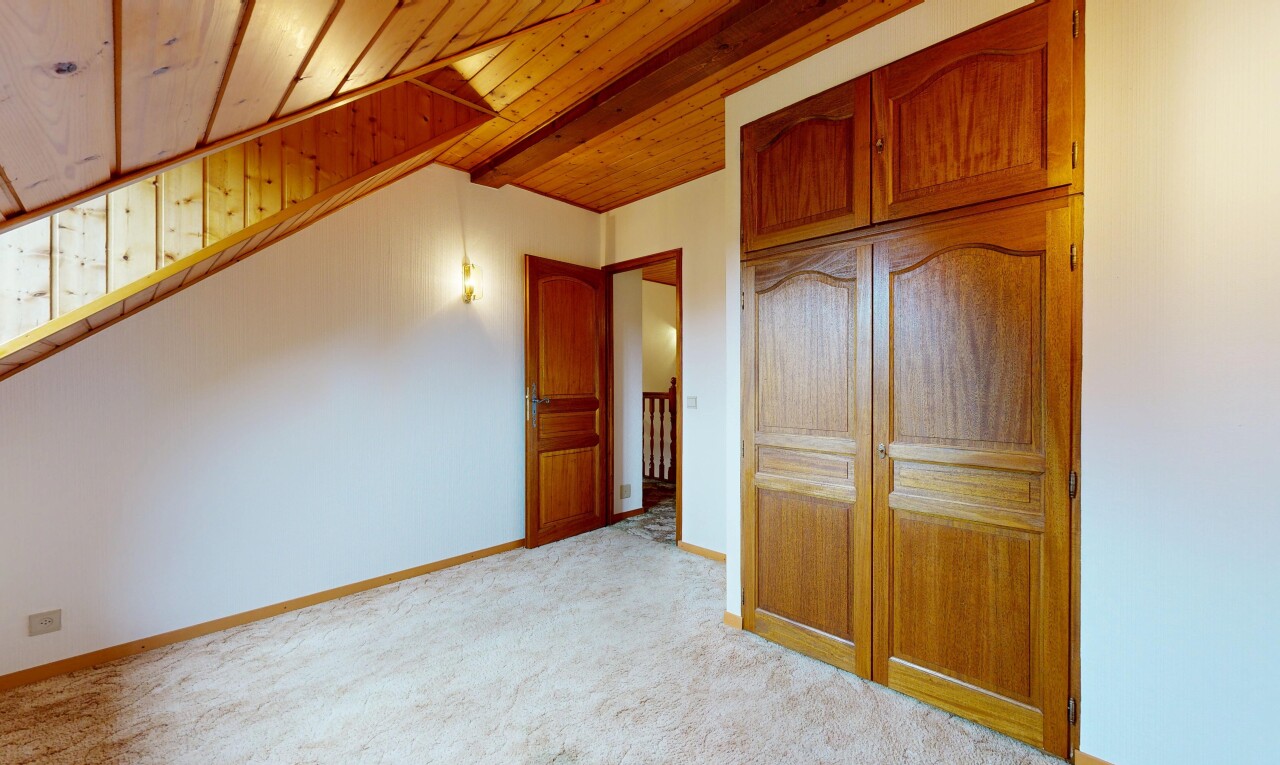 chambre avec inside property, carpet, moquette, drywall, et cloison sèche