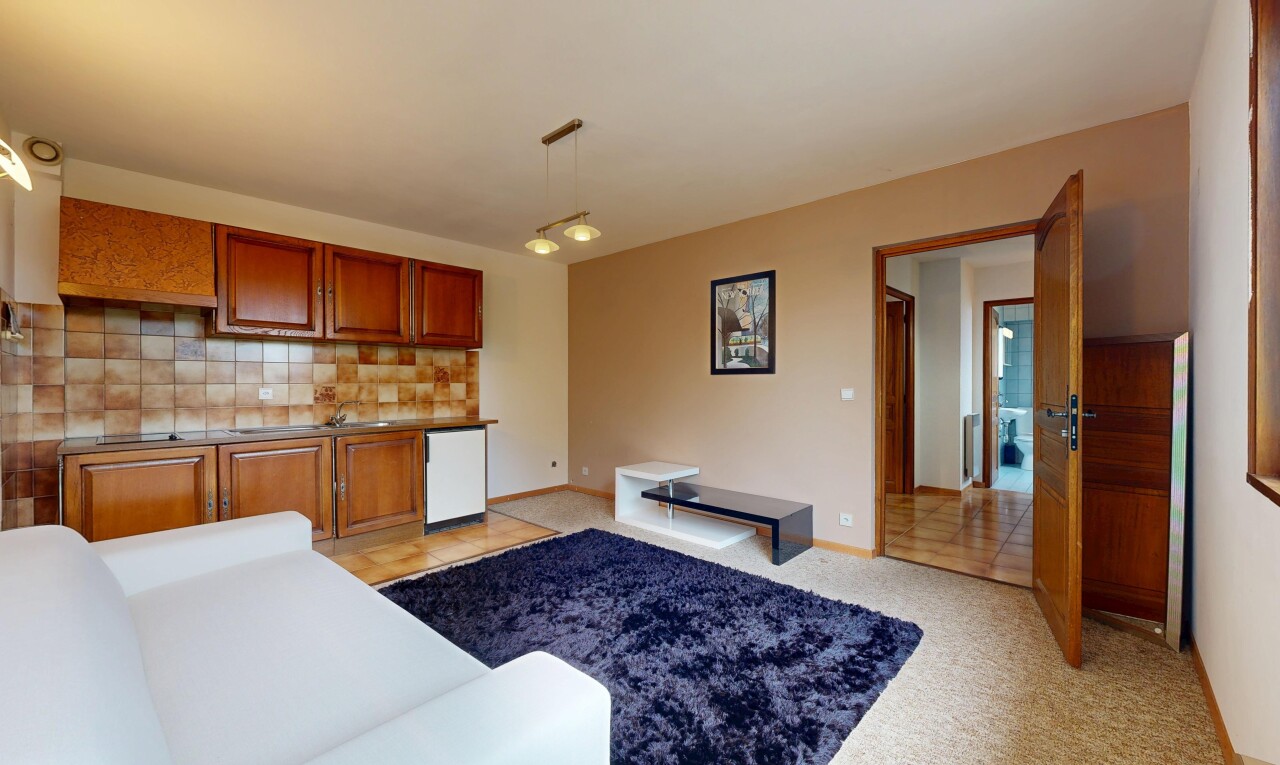 salon avec inside property, drywall, cloison sèche, baseboards wall, et plinthes murales