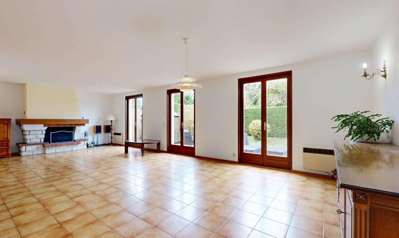 salon / salle à manger avec lumière naturelle, natural light, inside property, cheminée, et cloison sèche