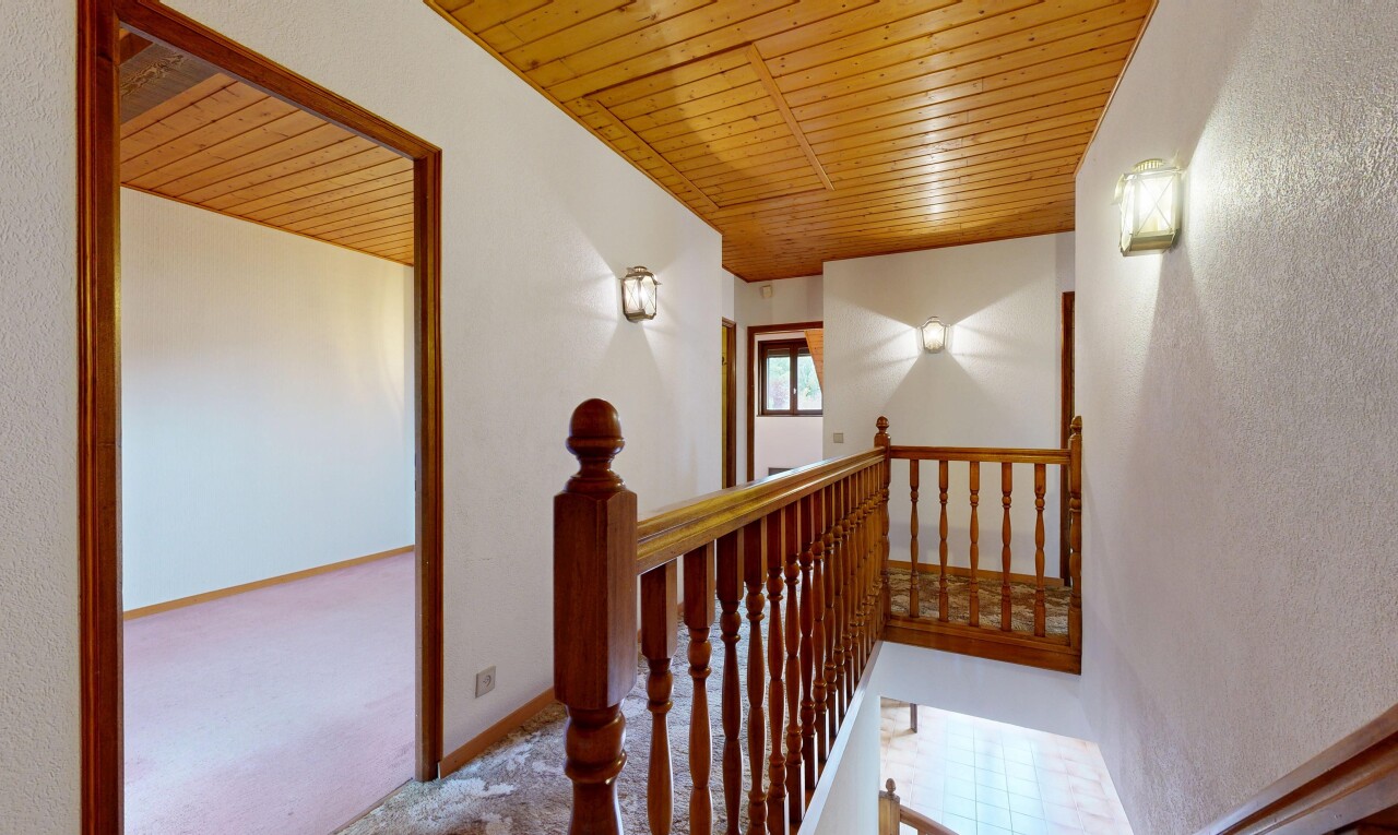 escaliers avec wood ceiling, plafond en bois, inside property, carpet, et moquette