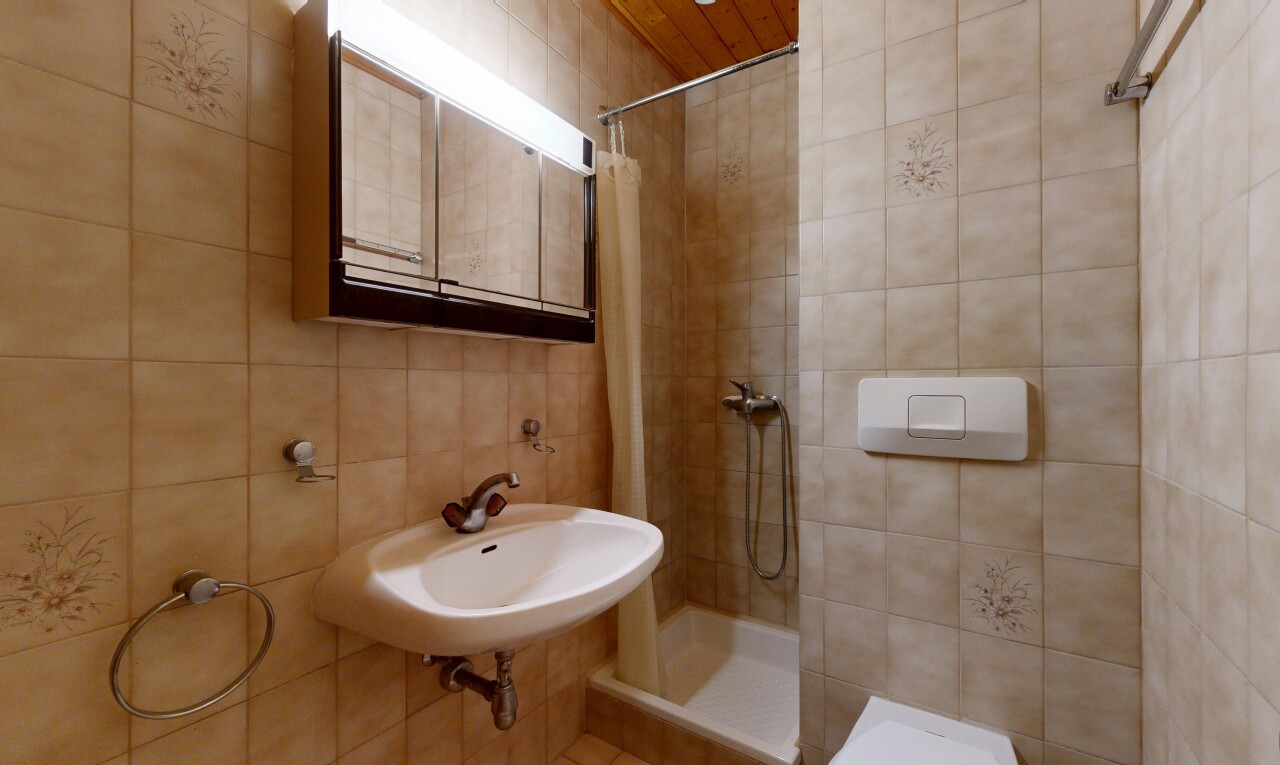 salle de bains avec tile wall, mur en carrelage, inside property, douche, et salle de bain complète